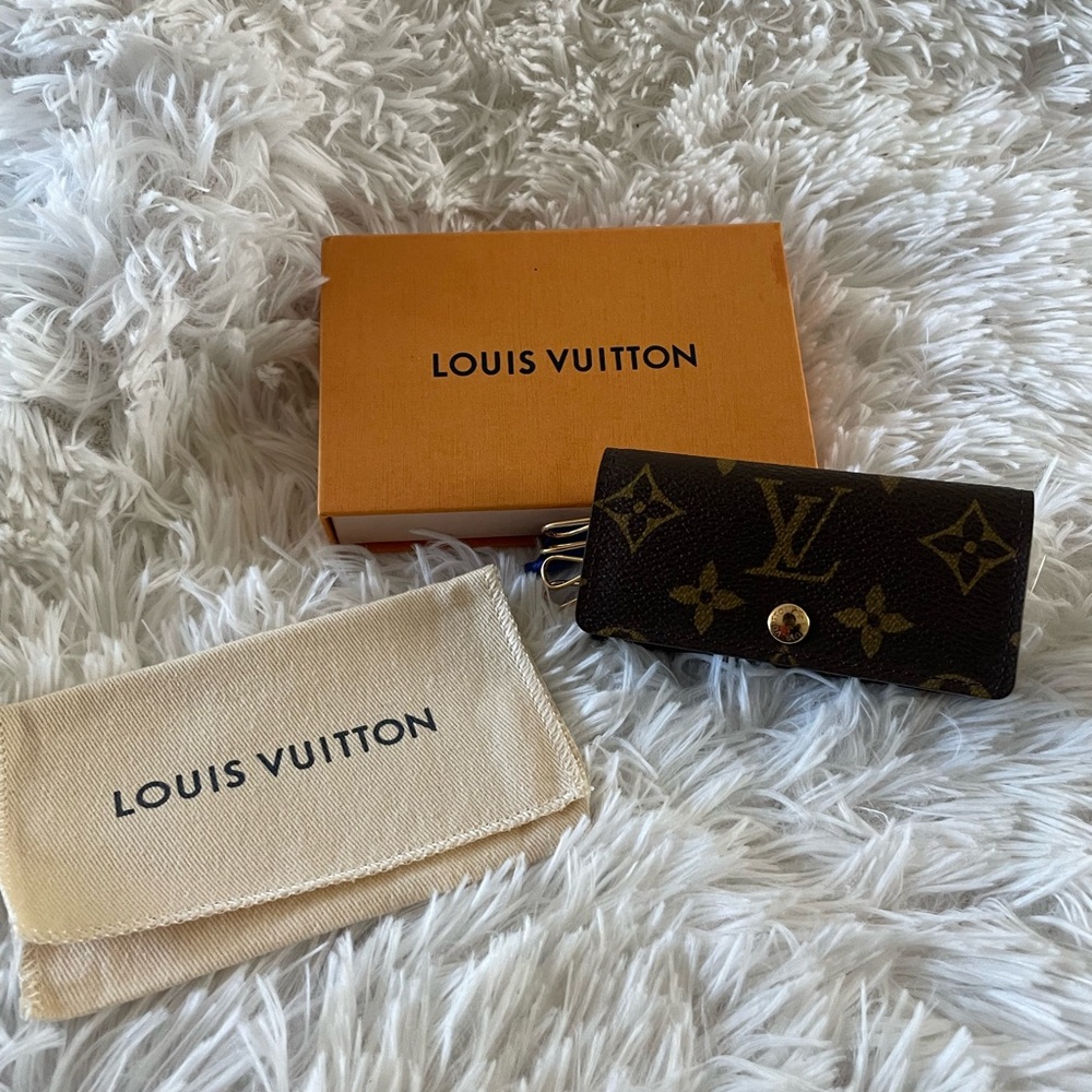 Authentic Louis Vuitton 4 key holder Monogram